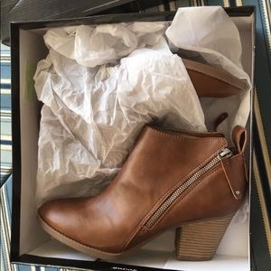 SM New York Lether Ankle boots. New. size 10.